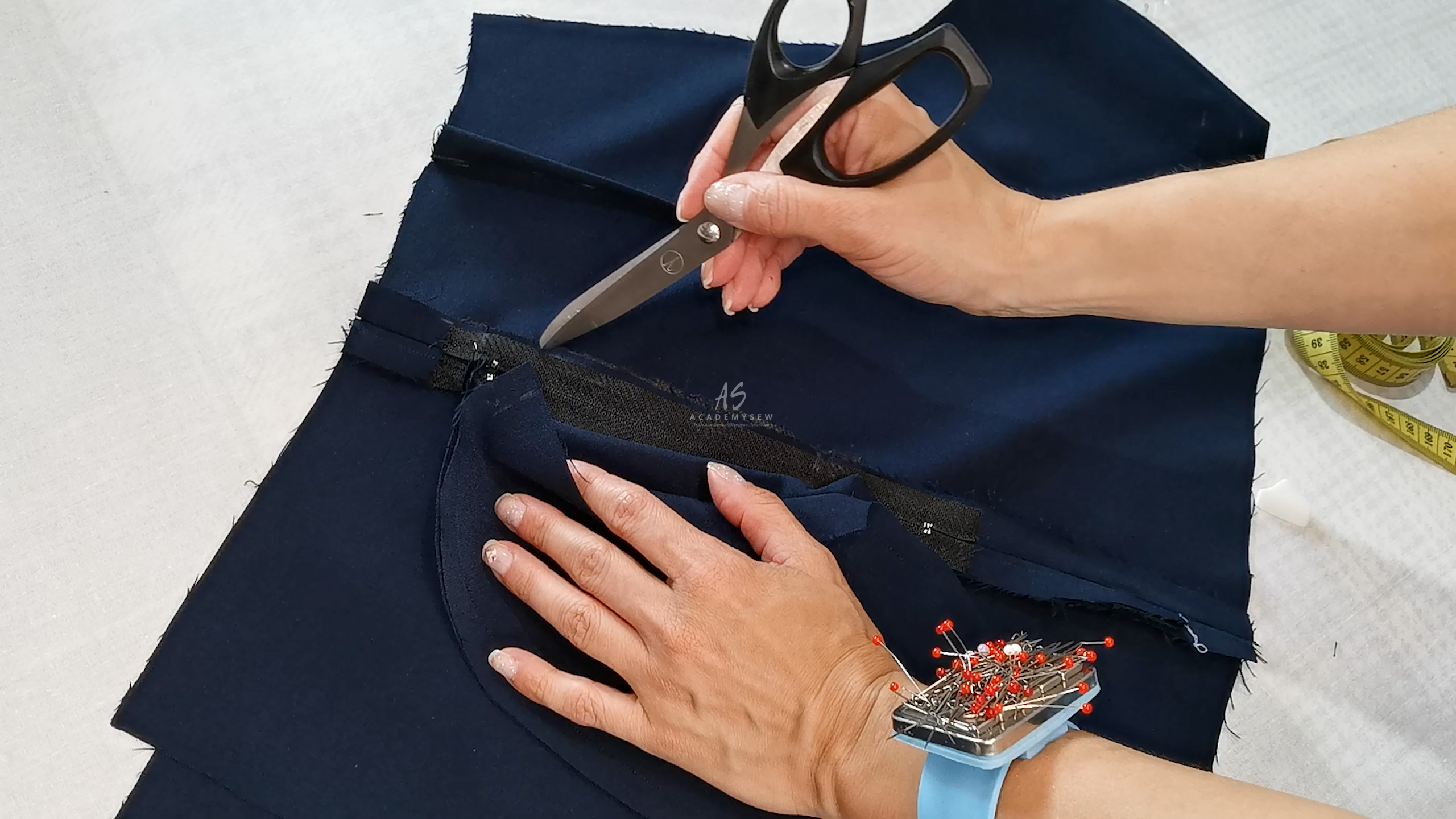 Технология пошива: обработка кармана в шве с припусками вразутюжку.